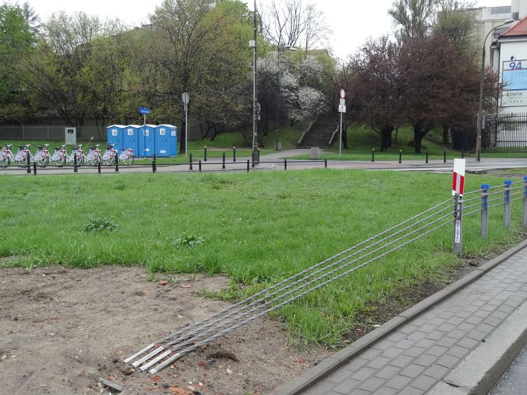 Bariery linowe na ulicy Sanguszki w Warszawie